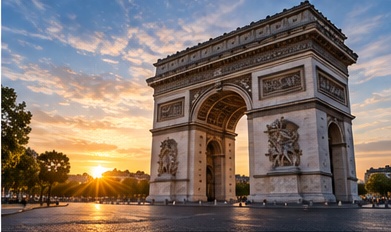 Berline noire devant l'Arc de Triomphe au coucher du soleil